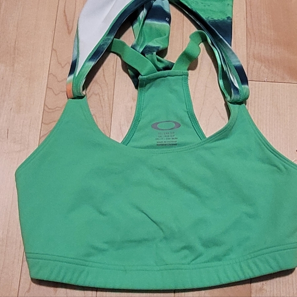 Oakley tank top with build in sports bra - Picture 2 of 7